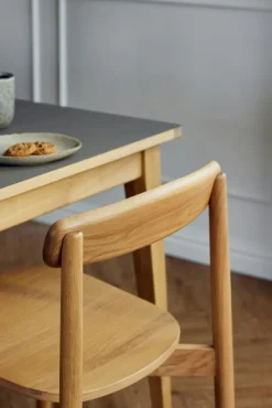 Unite Stol, Vitpigmenterad Ek