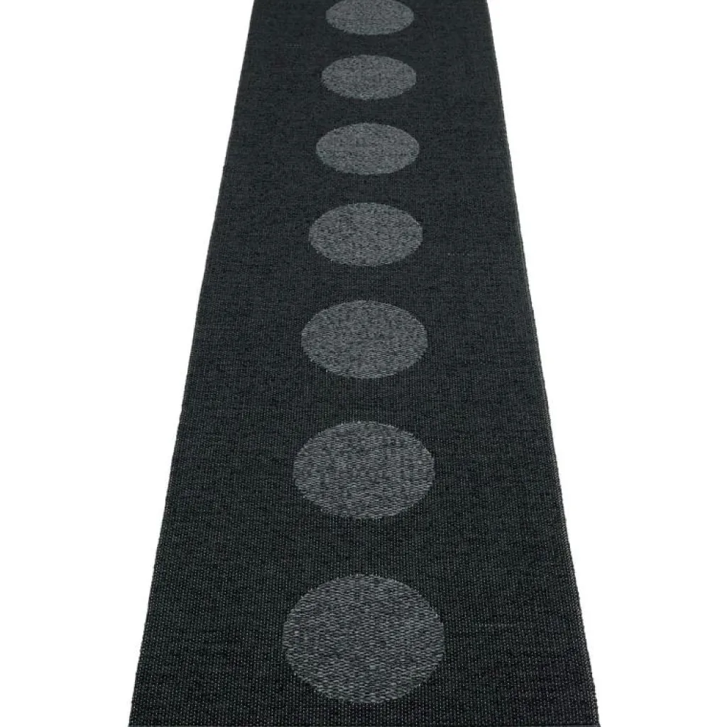 Pappelina Plastmattor-Vera 2.0 Matta Black / Black Metallic, 70x280 cm