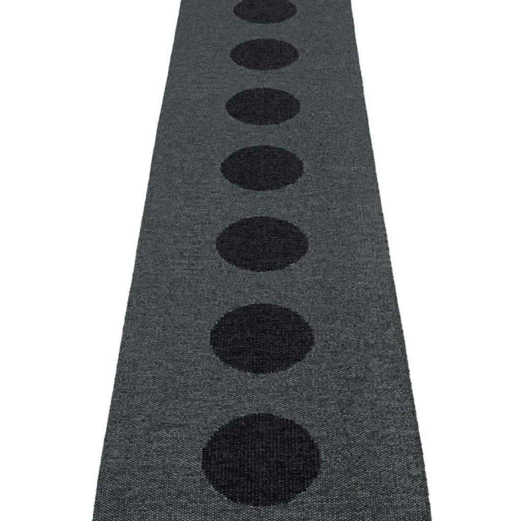 Pappelina Plastmattor-Vera 2.0 Matta Black / Black Metallic, 70x280 cm