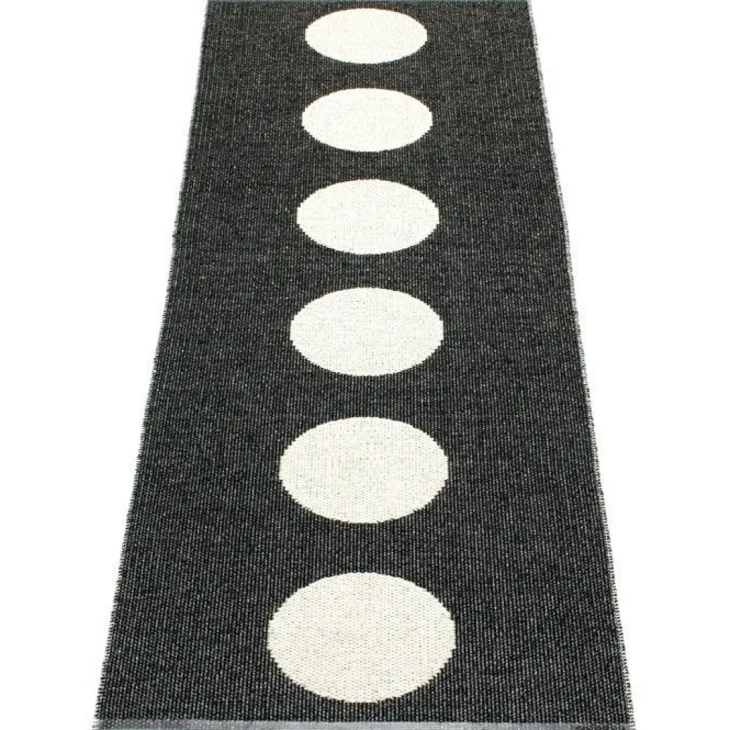 Pappelina Utomhusmattor & Balkongmattor|Plastmattor-Vera Matta Svart / Vanilj, 70x225 cm