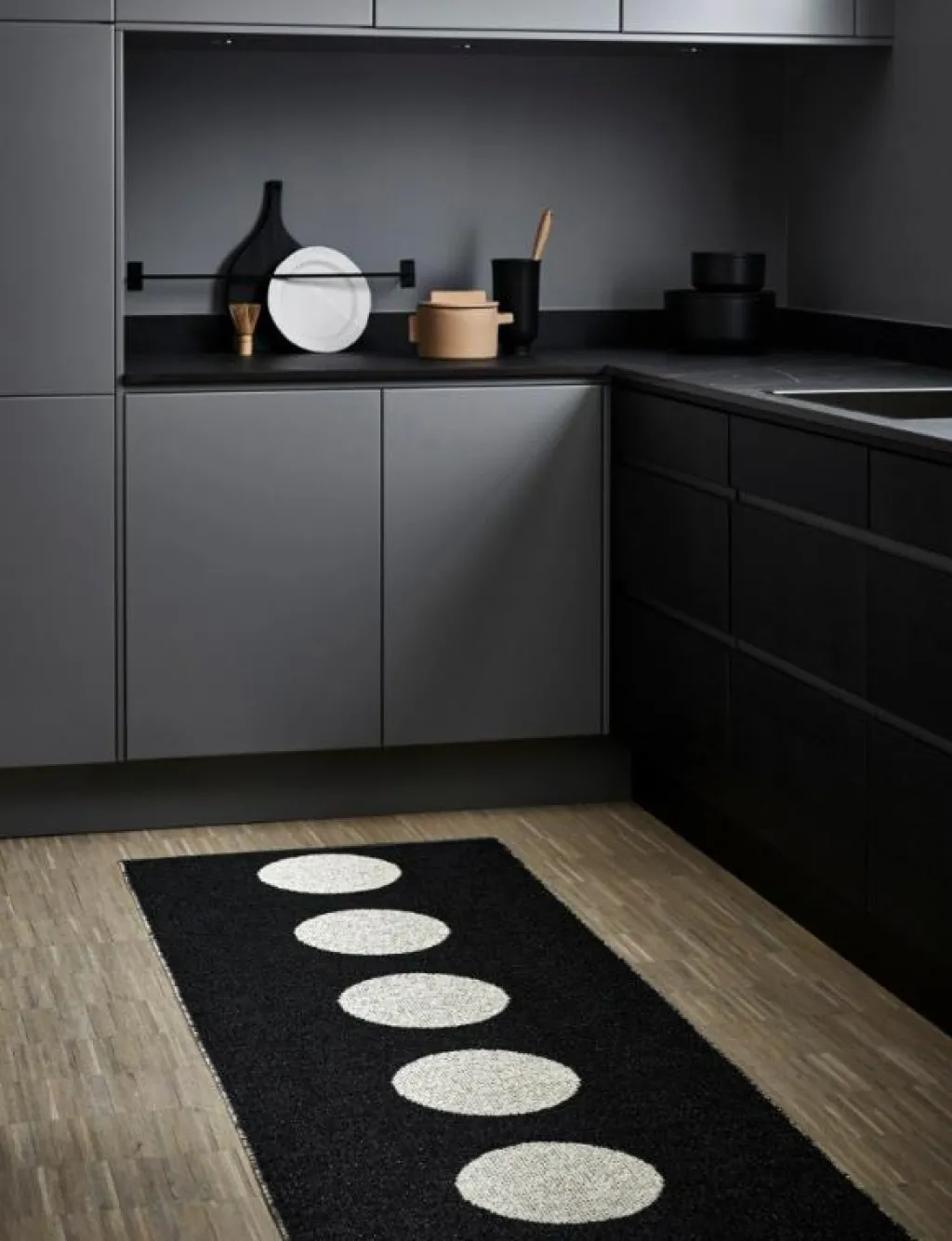 Pappelina Utomhusmattor & Balkongmattor|Plastmattor-Vera Matta Svart / Vanilj, 70x225 cm