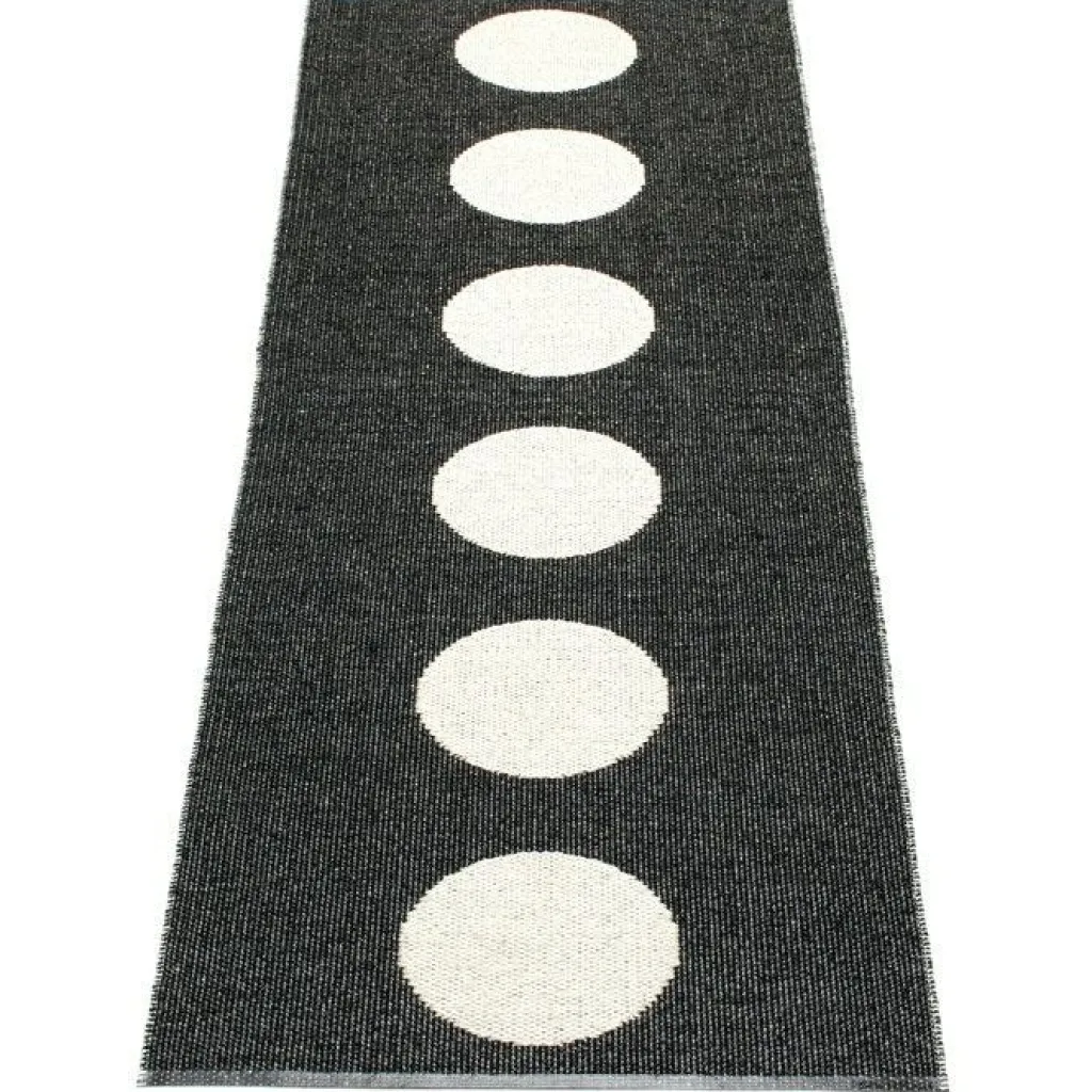 Pappelina Utomhusmattor & Balkongmattor|Plastmattor-Vera Matta Svart / Vanilj, 70x225 cm
