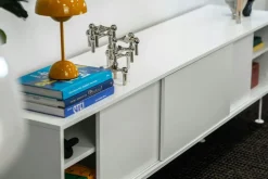 Vogue Mediabänk Med Ben 180 cm, Vitpigmenterad Ek / Mässing